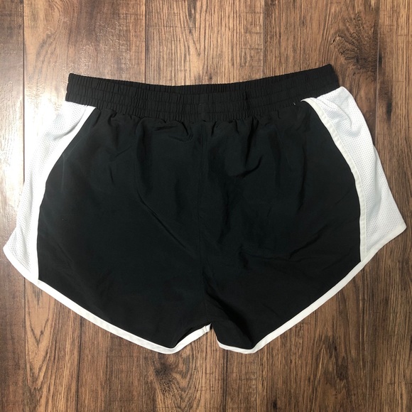 Under Armour Shorts - Picture 2 of 4